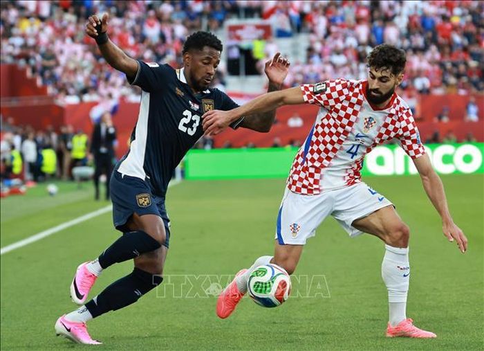 Pha tranh bóng giữa cầu thủ Josko Gvardiol (phải) đội tuyển Croatia và Amir Murillo đội tuyển Panama. Ảnh: THX/TTXVN.