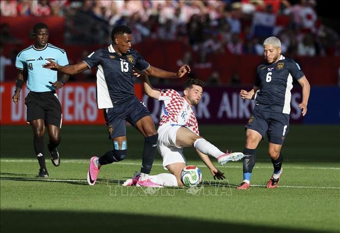 Pha tranh bóng giữa cầu thủ Martin Baturina (giữa) đội tuyển Croatia và Jiovany Ramos đội tuyển Panama. Ảnh: THX/TTXVN.