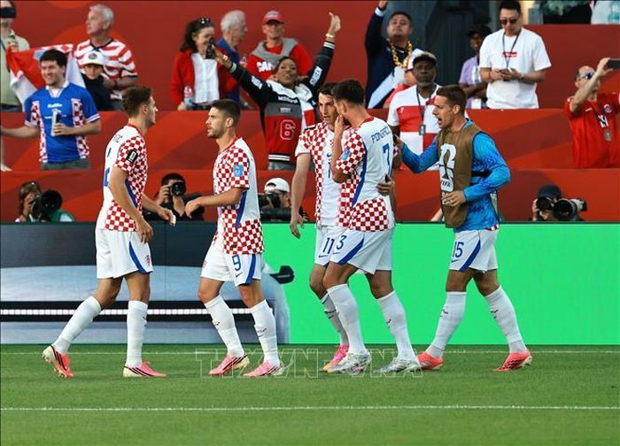 Cầu thủ Ante Budimir (giữa) ăn mừng sau khi ghi bàn thắng ấn định tỉ số 1-0 cho Croatia ở phút 54. Ảnh: THX/TTXVN.