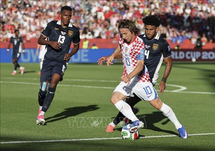 Pha tranh bóng giữa cầu thủ Luka Modric (giữa) đội tuyển Croatia và Carlos Harvey đội tuyển Panama. Ảnh: THX/TTXVN.