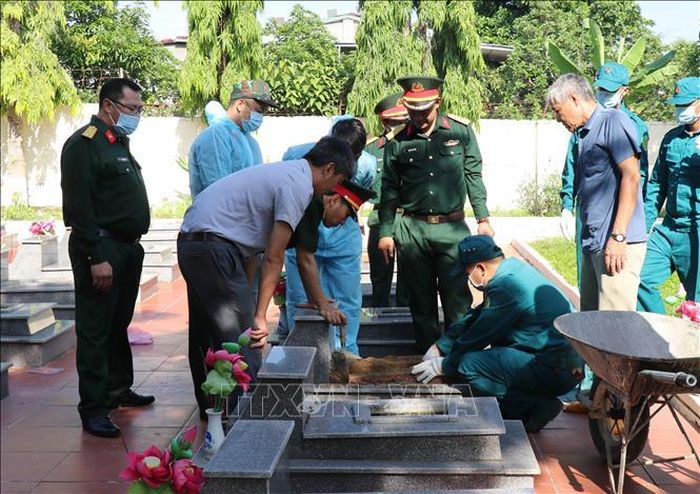 Lực lượng chức năng thực hiện khai quật, lấy mẫu hài cốt liệt sĩ tại các phần mộ chưa xác định thông tin tại Nghĩa trang liệt sĩ xã Cư Jút (tỉnh Lâm Đồng).