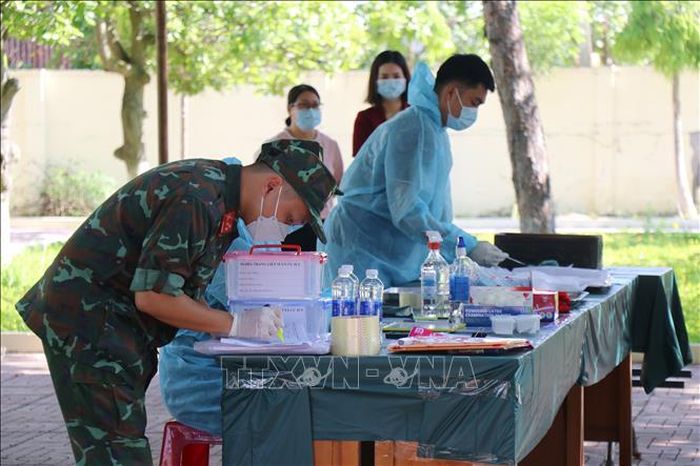 Lực lượng chức năng thực hiện lấy mẫu sinh phẩm hài cốt liệt sĩ tại Nghĩa trang liệt sĩ xã Cư Jút (tỉnh Lâm Đồng).
