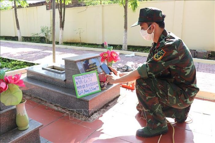 Lực lượng nghiệp vụ triển khai số hóa thông tin vị trí, mã định danh phần mộ liệt sĩ tại Nghĩa trang liệt sĩ xã Cư Jút (tỉnh Lâm Đồng).