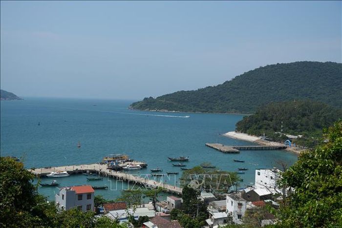 Cù Lao Chàm (xã đảo Tân Hiệp, thành phố Đà Nẵng) là một cụm gồm 8 đảo nhỏ trải dài theo hình cánh cung xanh mướt giữa Biển Đông. Ảnh: Anh Dũng/TTXVN