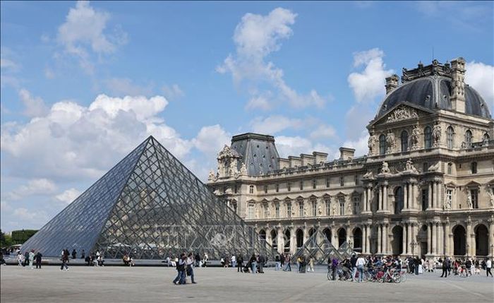 Khách du lịch tại khu vực bảo tàng Louvre ở Paris, Pháp. Ảnh: THX/TTXVN