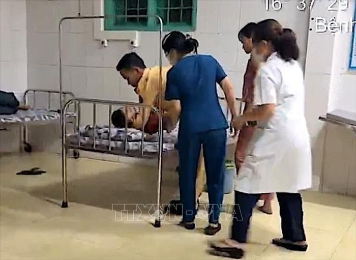 Cảnh sát giao thông Quảng Trị hỗ trợ đưa cháu bé bị sốt, co giật đi cấp cứu kịp thời. Ảnh: TTXVN phát
