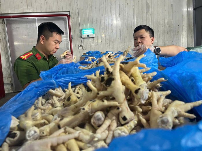 Lực lượng QLTT Hà Nội phối hợp với cơ quan công an kiểm tra kho chân gà đông lạnh.