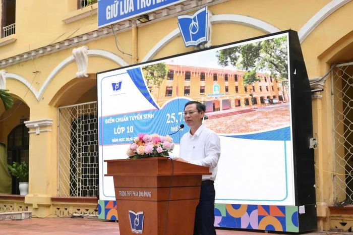 Nhà giáo Lê Ngọc Hoa, Hiệu trưởng Trường THPT Phan Đình Phùng trao đổi với các phụ huynh. Ảnh: Nguyễn Cúc/TTXVN
