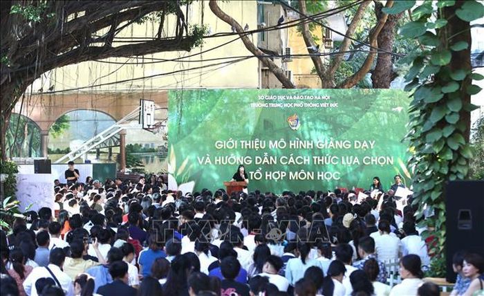 Trường THPT Việt Đức tổ chức buổi gặp gỡ học sinh trúng tuyển lớp 10 cùng cha mẹ học sinh. Ảnh: Thanh Tùng/TTXVN