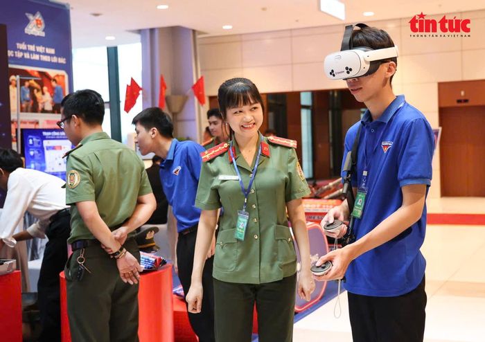 Đại biểu trải nghiệm công nghệ AI nhận diện khuôn mặt tại không gian triển lãm số.