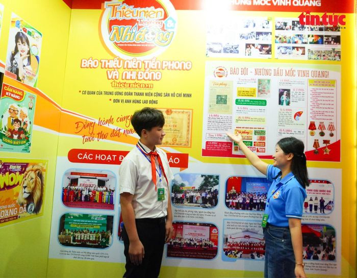Không gian triển lãm thu hút đông đảo đại biểu, khách mời tham quan ngay trong ngày khai mạc.