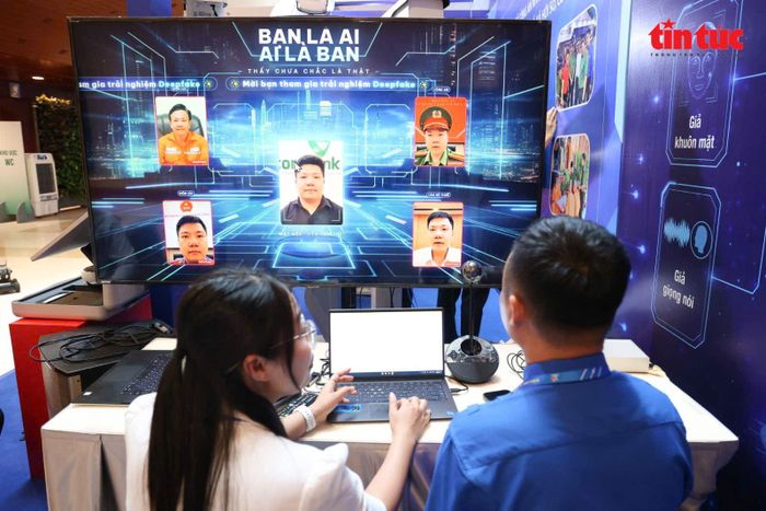 Đại biểu trải nghiệm công nghệ AI nhận diện khuôn mặt tại không gian triển lãm số.