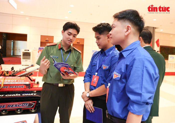 Triển lãm là cầu nối giữa truyền thống vẻ vang và khát vọng cống hiến của thế hệ trẻ hôm nay.