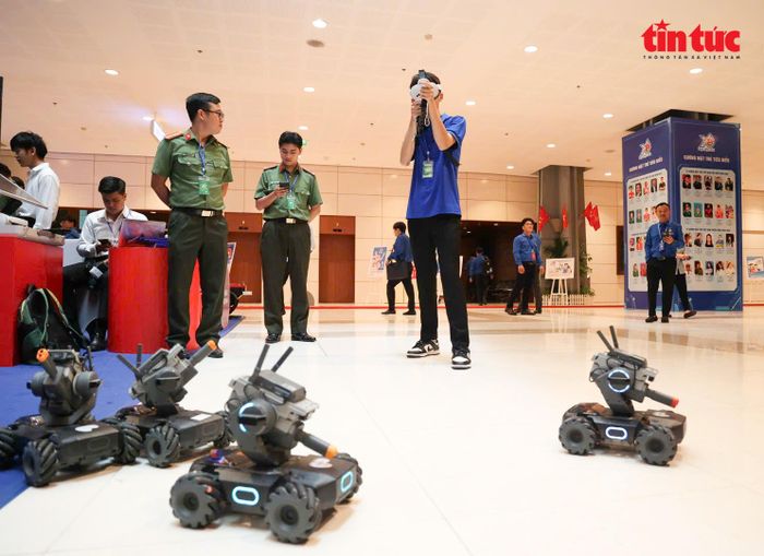 Mô hình robot và các ứng dụng công nghệ hiện đại thể hiện tinh thần đổi mới sáng tạo của tuổi trẻ Việt Nam.