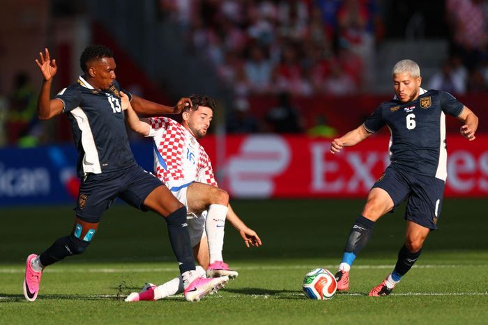Pha tranh chấp của tiền đạo Martin Baturina người Croatia và 2 cầu thủ Panama, Jiovany Ramos và Cristian Martínez. Ảnh: AFP/TTXVN