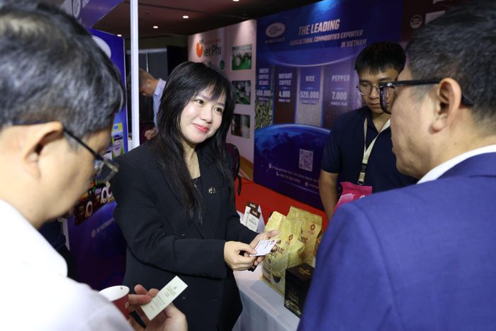 Đại biểu và doanh nghiệp hai nước thăm quan các gian hàng trưng bày kết nối thương mại nông sản Việt Nam - Trung Quốc tại diễn đàn.