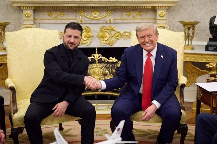 Tổng thống Mỹ Donald Trump (phải) trong cuộc gặp Tổng thống Ukraine Volodymyr Zelensky, trong nỗ lực sớm chấm dứt xung đột theo những điều kiện có thể chấp nhận được đối với cả Nga và Ukraine, tại Washington, D.C., ngày 19/8/2025. Ảnh: Anadolu Agency/TTXVN