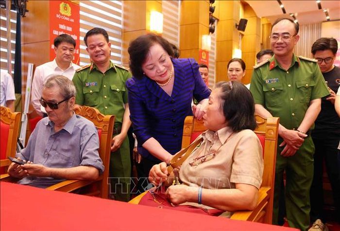 Phó Thủ tướng Phạm Thị Thanh Trà cùng các đại biểu thăm hỏi, động viên thân nhân Liệt sĩ chưa xác định thông tin trên toàn quốc đến lấy mẫu sinh phẩm ADN. Ảnh: Phạm Kiên/TTXVN