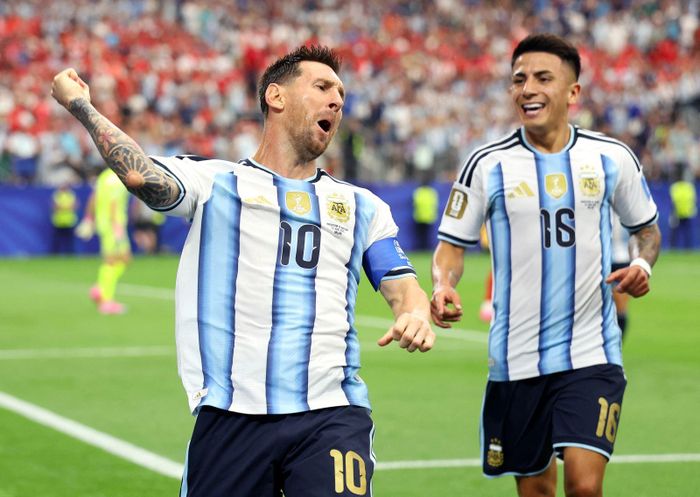 Tiền đạo Lionel Messi (bìa trái) ăn mừng sau kỉ lục 17 bàn thắng của anh tại các kỳ FIFA World Cup. Ảnh: AFP/TTXVN