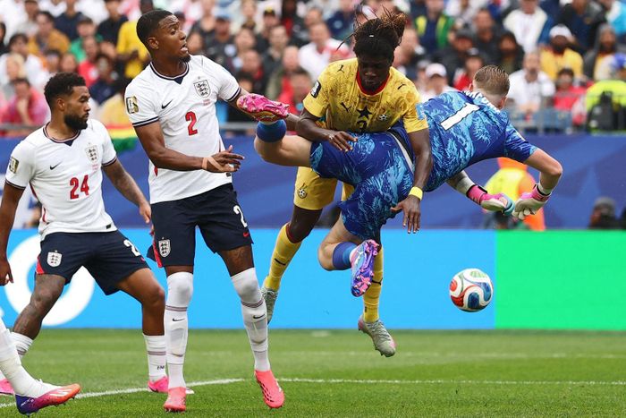 Tiền vệ Ghana Caleb Yirenkyi (áo vàng) tranh bóng với tiền đạo tuyển Anh Jordan Pickford (phải) và hậu vệ Ezri Konsa (trái). Ảnh: AFP/TTXVN