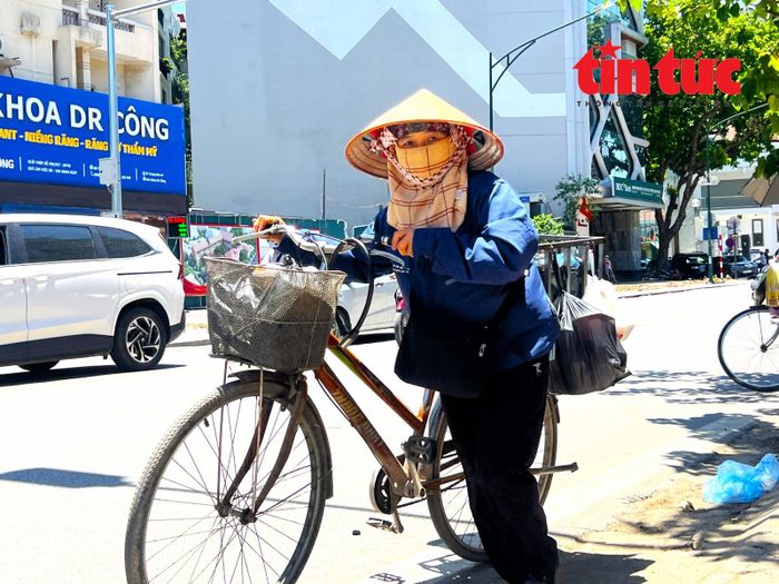 Người thu mua đồng nát, sắt vụn phải bịt kín người, trang bị thêm áo điều hòa để bảo vệ sức khỏe.