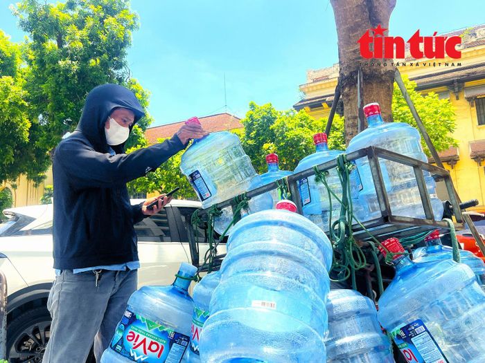 Anh Nguyễn Văn Anh, làm nghề giao nước đóng bình cho biết: "Càng nắng nóng, nhu cầu sử dụng nước uống càng cao, một ngày tôi đi giao khoảng 300 - 400 bình nước. Trời nóng rát hết mặt nhưng vẫn phải ra đường vì nghỉ là không có thu nhập".