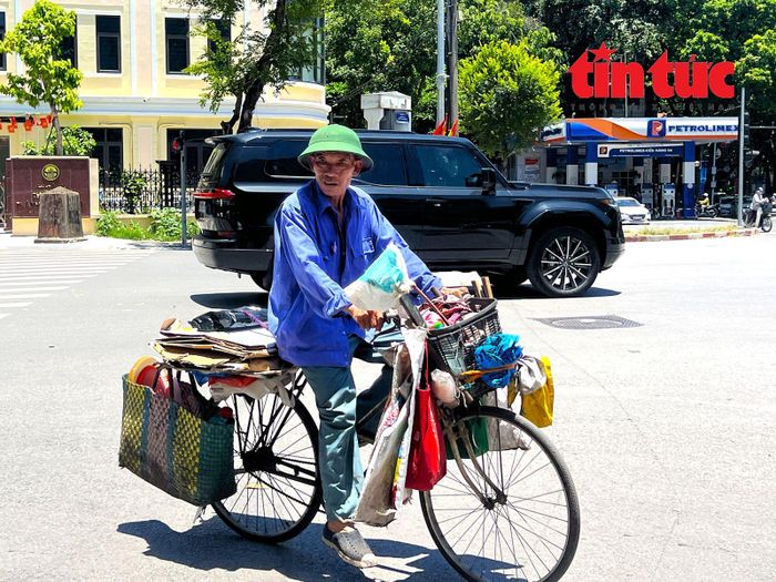 Nền nhiệt cao cùng với hơi nóng hầm hập bốc lên từ mặt đường khiến những người phải làm việc ngoài trời rơi vào trạng thái mệt mỏi.