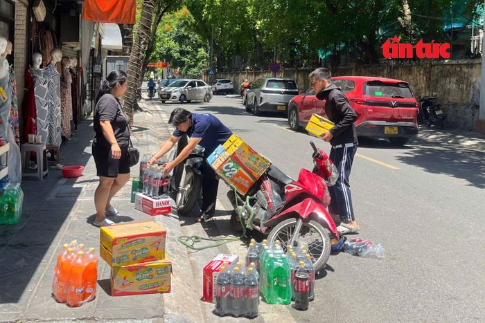 Lực lượng shipper giao hàng quay cuồng dưới nắng nóng khi phải liên tục di chuyển trên đường.