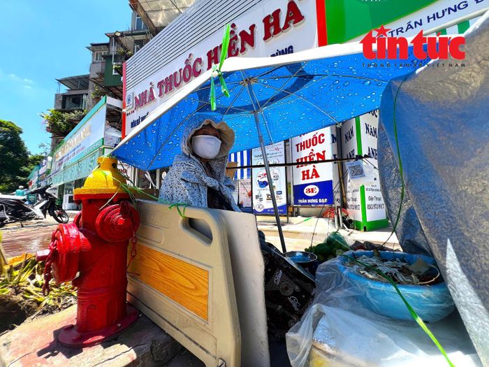 Khi mặt trời đã lên đến đỉnh đầu, nhiệt độ lên gần 40 độ C, người bán hàng rong vẫn kiên trì bám phố để mưu sinh trên phố Trần Hưng Đạo.