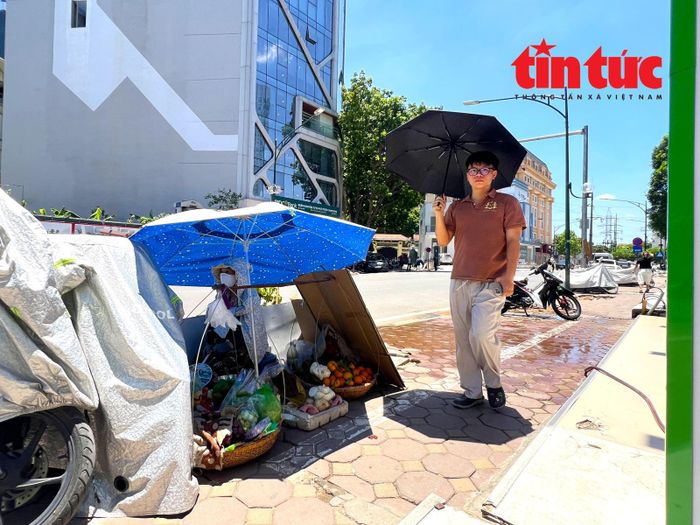 Dự báo nắng nóng ở Bắc Bộ còn kéo dài đến ngày 26/6, người dân nên hạn chế ra đường vào khung giờ cao điểm 11 - 15 giờ hàng ngày.