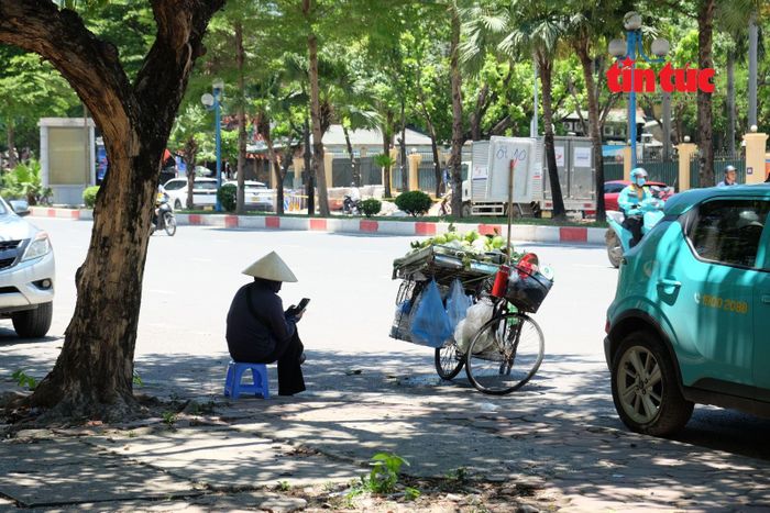 Với những người phải lao động ngoài trời trong thời tiết nắng nóng, chuyên gia khuyến cáo cần trang bị mũ, nón, kính mát..., uống nhiều nước, nghỉ ngơi đầy đủ để bảo vệ sức khỏe, tránh kiệt sức.