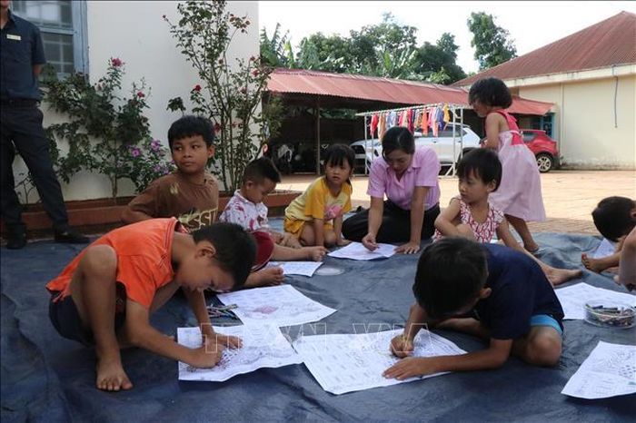 Các em nhỏ tại Trung tâm Bảo trợ xã hội và Trẻ em tỉnh Đắk Lắk hào hứng tham gia vẽ tranh.