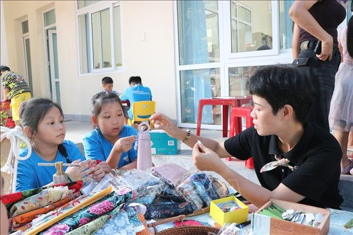 Các hoạt động trải nghiệm sáng tạo tại Thư viện Đắk Lắk thu hút đông đảo thiếu nhi tham gia.