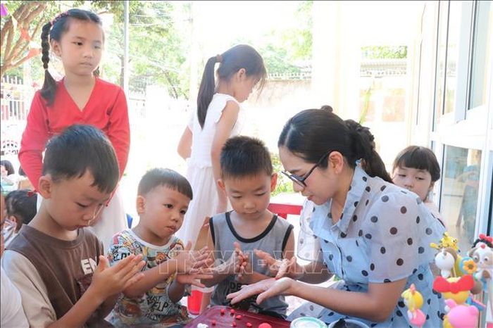 Trẻ hào hứng tham gia các hoạt động trò chơi dân gian, hoạt động nghệ thuật sáng tạo.