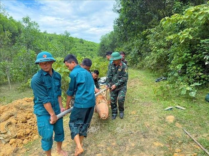 Ban Chỉ huy Quân sự xã Đô Lương phối hợp Ban Công binh, Bộ Chỉ huy Quân sự tỉnh Nghệ An tiến hành hủy nổ thành công quả bom tại khu vực hậu cứ Ban Chỉ huy Phòng thủ khu vực 5 - Anh Sơn, thuộc xóm 1 Nam Sơn, xã Đô Lương, tỉnh Nghệ An. Ảnh: TTXVN phát