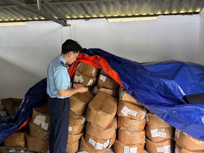 Hàng trăm thùng hàng hóa thực phẩm giả đã bị lực lượng chức năng phát hiện ngăn chặn kịp thời trước khi bị đưa ra thị trường.