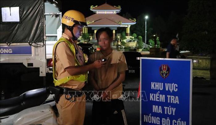Theo Trung tá Hạnh, Phó Đội trưởng Đội Cảnh sát giao thông đường bộ số 4 kiểm tra nồng độ cồn trên tuyến ĐT.741, một trong những tuyến giao thông trọng điểm của địa phương.
