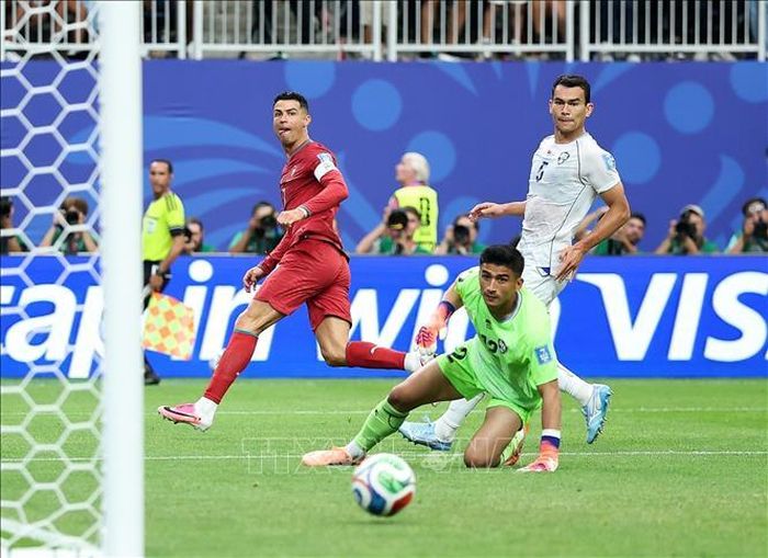 Tiền đạo Bồ Đào Nha Cristiano Ronaldo (trái) ghi bàn nâng tỉ số lên 3-0 cho đội nhà. Ảnh: THX/TTXVN