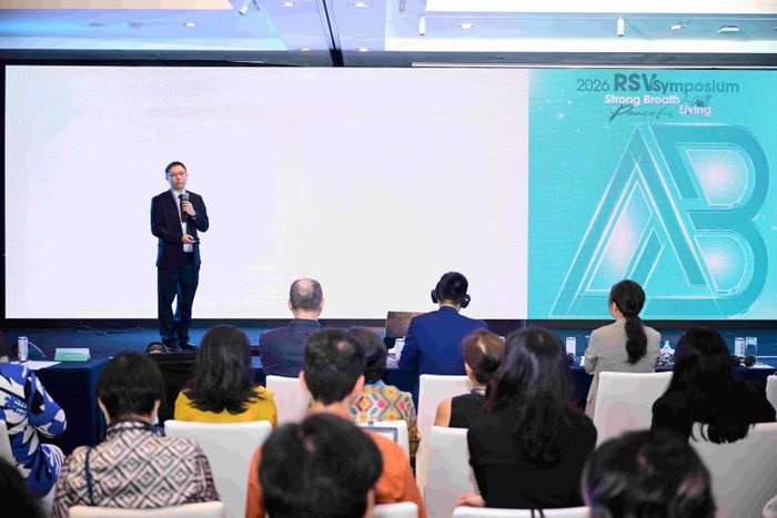 GS.TS.BS Wei Chih Chen, Giám đốc Khoa Điều trị Hô hấp, Khoa Nội Lồng ngực, Bệnh viện Đa khoa Cựu chiến binh Đài Bắc chia sẻ thông tin. Ảnh: BTC