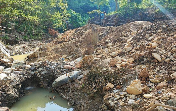 Biểu tượng Taleo dùng để đánh dấu địa bàn đã có chủ được cắm dày đặc trên dọc theo khe Huổi Lúc, để tránh sự tranh giành.