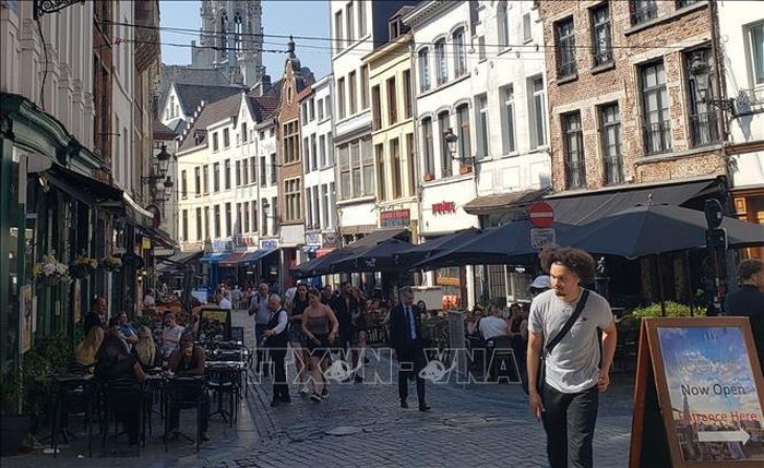 Khách du lịch trốn nắng nóng trong các hàng quán nằm trên các con phố nhỏ ở trung tâm Brussels, nơi có nhiều gió và mát hơn. Ảnh: Lan Anh - PV TTXVN tại Vương quốc Bỉ