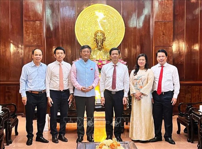 Các đại biểu chụp ảnh lưu niệm.