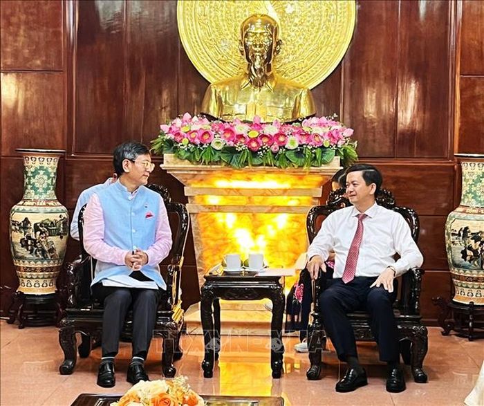 Bí thư Thành ủy Cần Thơ Lê Quang Tùng (phải) tiếp ông Tshering Wangchuk Sherpa - Đại sứ đặc mệnh toàn quyền Cộng hòa Ấn Độ tại Việt Nam.