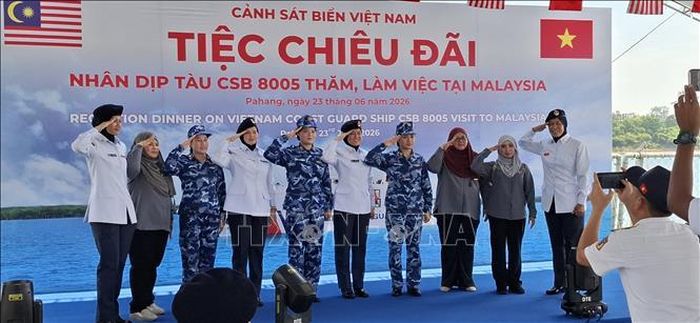 Các sĩ quan trẻ Cảnh sát biển Việt Nam và Cơ quan thực thi hàng hải Malaysia (MMEA) bang Pahang giao lưu trong khuôn khổ chuyến thăm Malaysia của tàu CSB 8005. Ảnh: Bùi Hoàn/PV TTXVN tại Malaysia