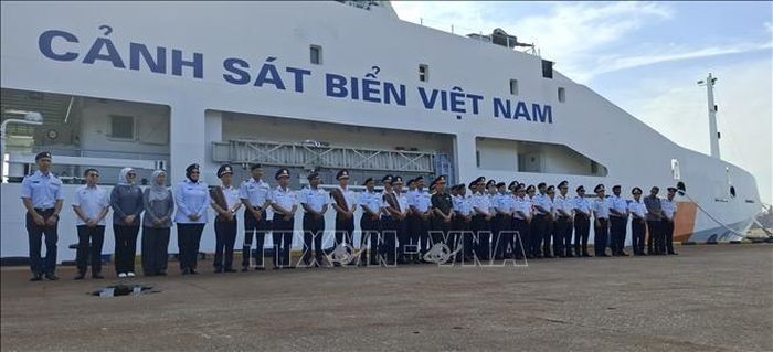 Đại diện tàu CSB 8005 và Cơ quan thực thi hàng hải Malaysia (MMEA) bang Pahang chụp ảnh lưu niệm bên tàu Cảnh sát biển Việt Nam. Ảnh: Bùi Hoàn/PV TTXVN tại Malaysia