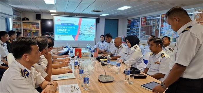 Thiếu tá Mohd Zuhairy Halim giới thiệu về hoạt động tìm kiếm cứu nạn của Cơ quan thực thi hàng hải Malaysia (MMEA) tại buổi trao đổi kinh nghiệm giữa 2 cơ quan. Ảnh: Bùi Hoàn/PV TTXVN tại Malaysia