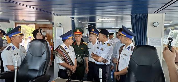 Đại diện Cơ quan thực thi hàng hải Malaysia (MMEA) bang Pahang thăm quan phòng và trao đổi kinh nghiệm với đoàn Việt Nam trên tàu CSB 8005. Ảnh: Bùi Hoàn/PV TTXVN tại Malaysia