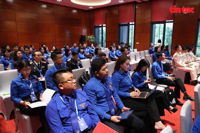 Các đại biểu theo dõi các nội dung hiến kế tại tổ thảo luận.