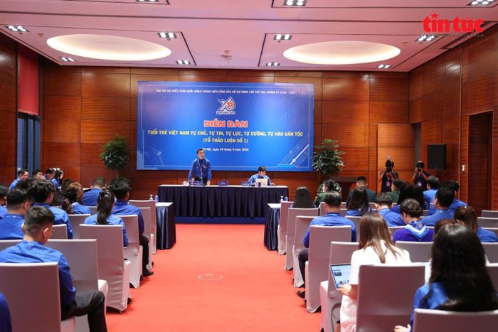 Các đại biểu tham luận tại tổ thảo luận 1.