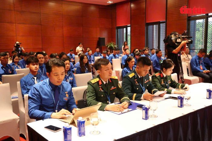 Các đại biểu tham gia các tổ thảo luận.